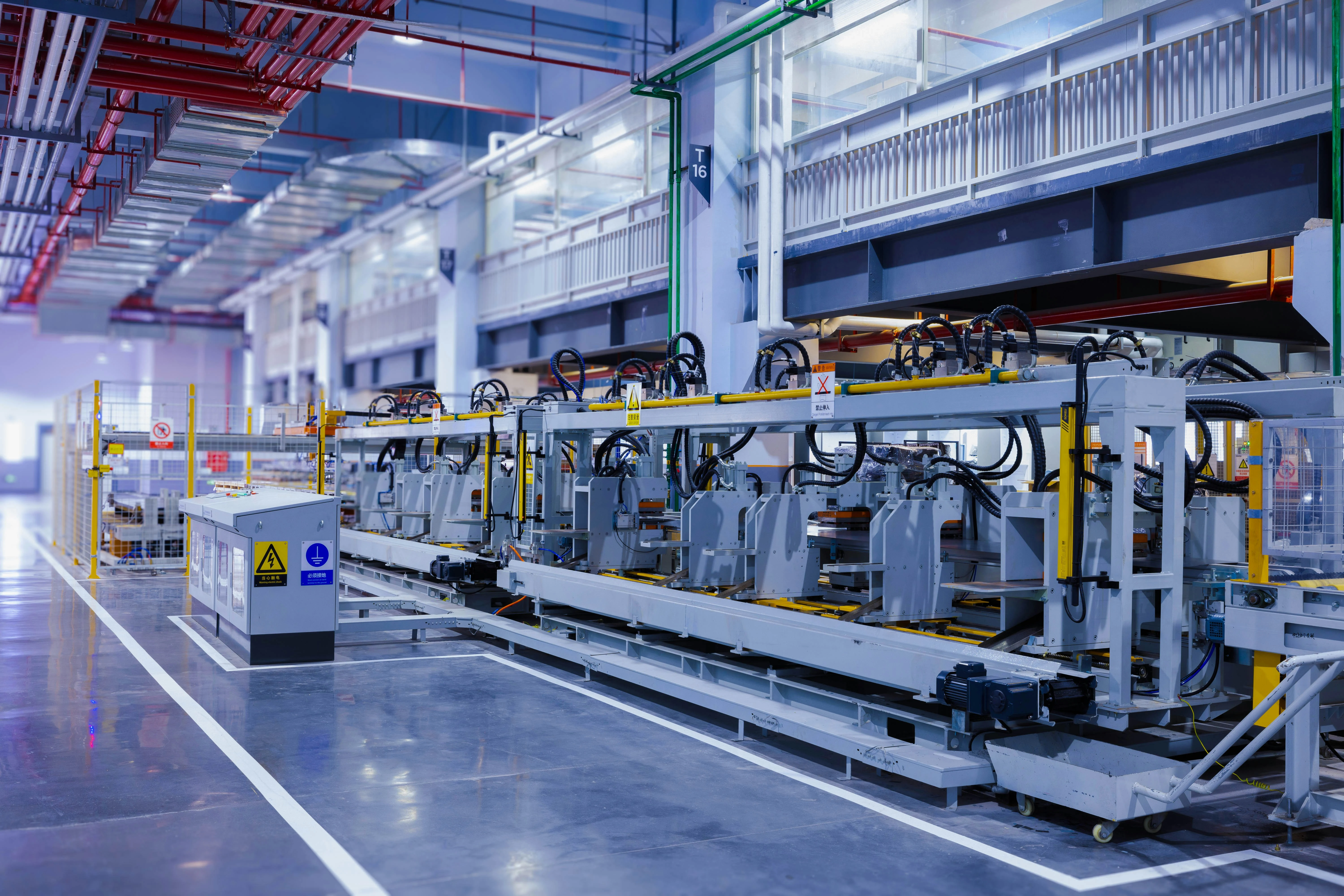Máquina operatriz em ambiente industrial